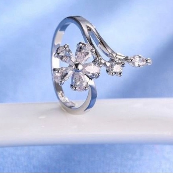 The Earth Laughs in Flowers Ring - Picture 5 of 6